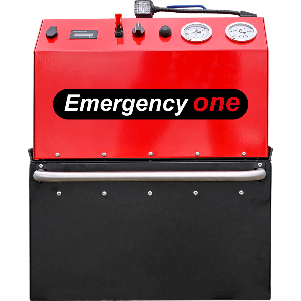 E1 Phoenix Elettro FS12 – fully electric fire engine from Emergency One, parked outside a station with blue lights illuminated.